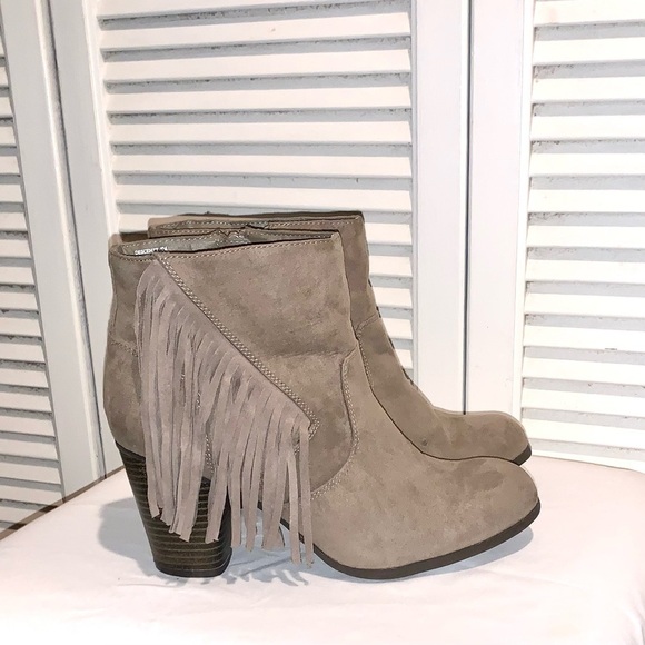 Madden Girl Taupe Booties with fringe women’s Size 9